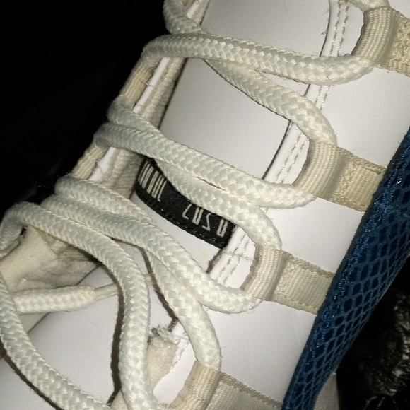 Air Jordan 11s  low white with blue snakeskin l - Picture 7 of 7
